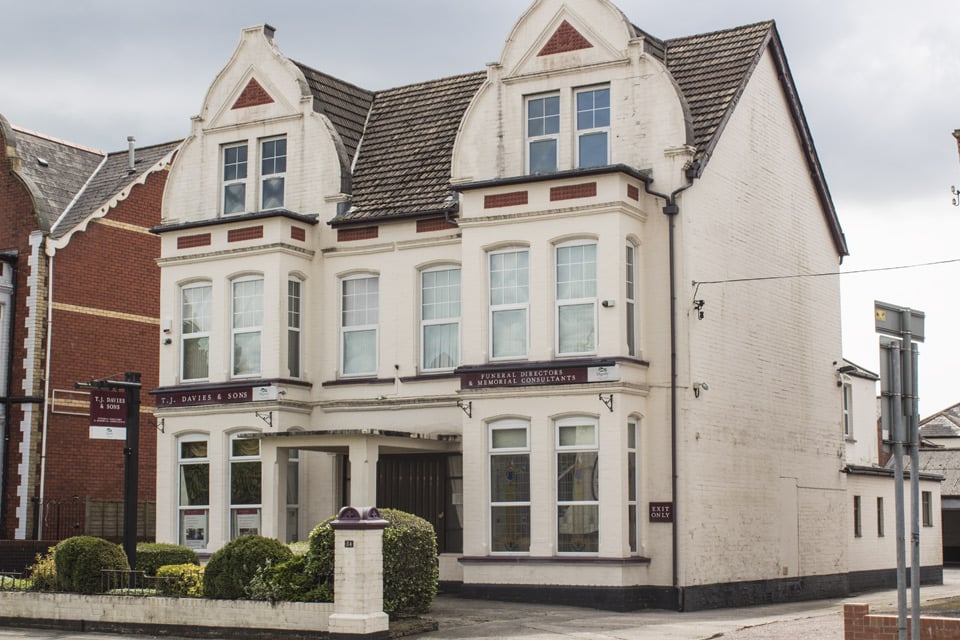 T J Davies & Sons Funeral Directors